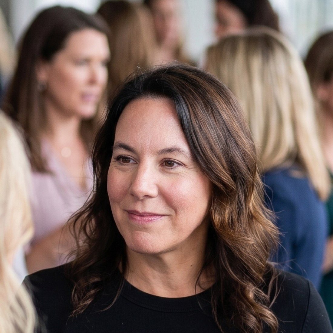 Julie Benoit en conversation avec une dirigeante lors d'un événement d'affaires à Montréal